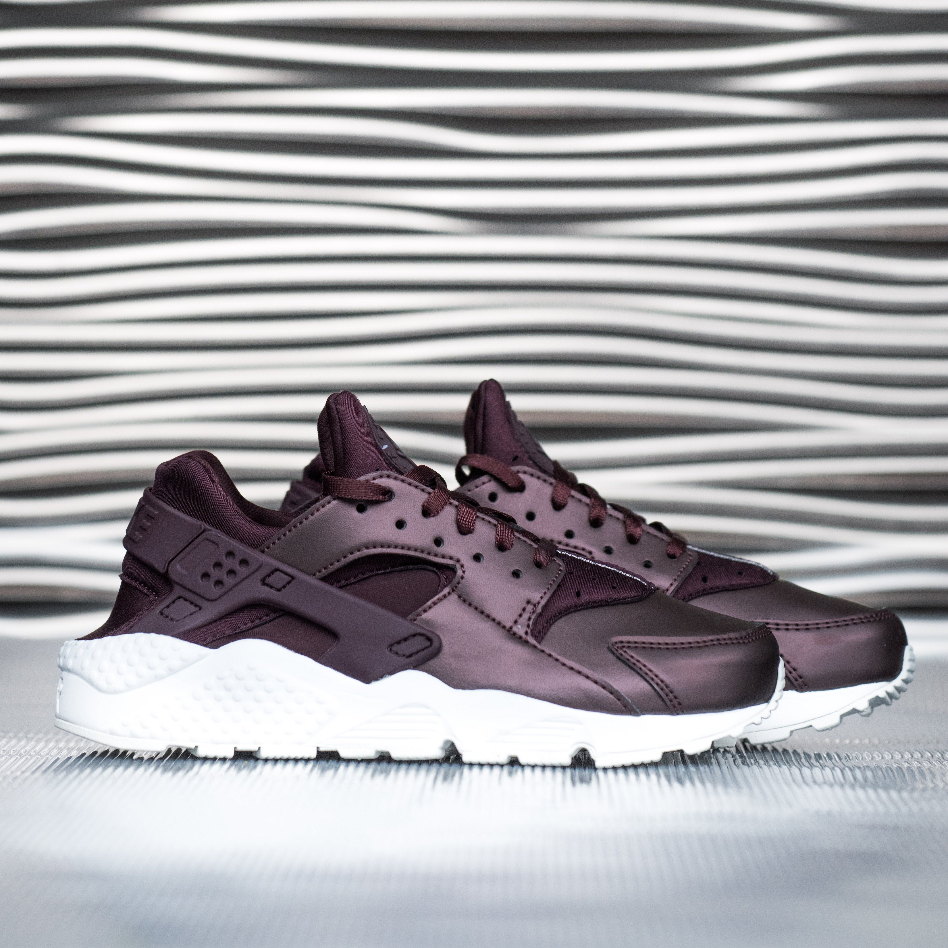 NIKE WOMEN'S HUARACHE RUN PRM TXT "METALLIC PACK"